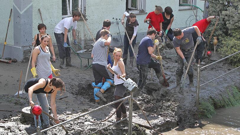 Das große Aufräumen in Passau: Helfer kämpfen gegen den Schlamm, auf den Straßen stehen zerstörte Möbel. Das große Aufräumen in Passau: Helfer kämpfen gegen den Schlamm, auf den Straßen stehen zerstörte Möbel.