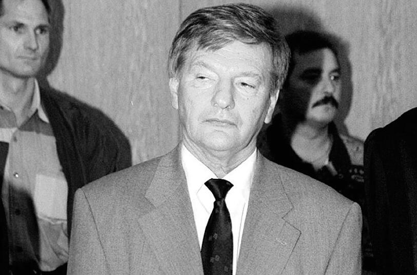 30. November: Peter Graf (75): Als Trainer und Manager machte er seine
Tochter Steffi zum Tennis-Weltstar. Später saß Graf als Steuersünder
einige Zeit im Gefängnis.