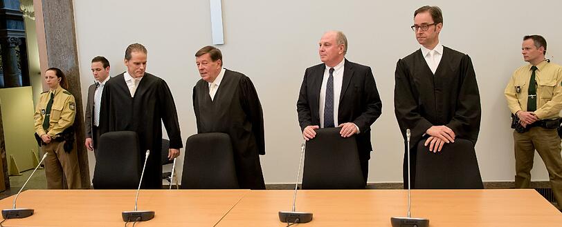Hoeneß und seine Anwälte: Bernd Groß, Hanns W. Feigen und Markus Gotzens (l-r)