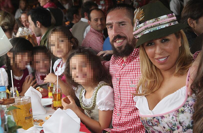 Leben nicht nur die deutsche, sondern auch die bayerische Mentalität: Franck Ribéry mit seiner Familie im Wiesn-Zelt.