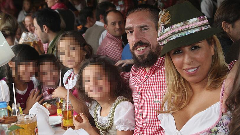 Leben nicht nur die deutsche, sondern auch die bayerische Mentalität: Franck Ribéry mit seiner Familie im Wiesn-Zelt. Leben nicht nur die deutsche, sondern auch die bayerische Mentalität: Franck Ribéry mit seiner Familie im Wiesn-Zelt.