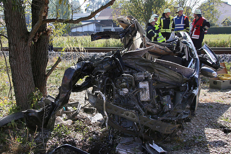 Zug erfasst Auto mit Familie: Bilder von der Unfallstelle.