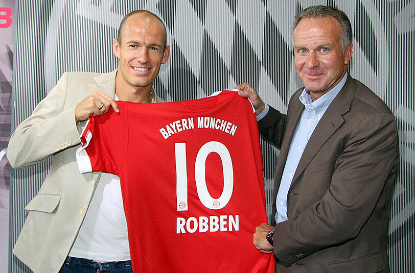 28. August 2009: Arjen Robben (links) und Vorstandschef Karl-Heinz Rummenigge bei der offiziellen Präsentation des Niederländers als Neuzugang des FC Bayern.