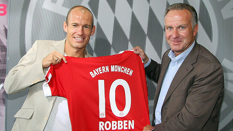 28. August 2009: Arjen Robben (links) und Vorstandschef Karl-Heinz Rummenigge bei der offiziellen Präsentation des Niederländers als Neuzugang des FC Bayern. 28. August 2009: Arjen Robben (links) und Vorstandschef Karl-Heinz Rummenigge bei der offiziellen Präsentation des Niederländers als Neuzugang des FC Bayern.