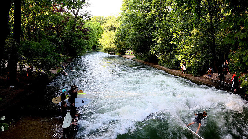 Der Bereich der Surferwelle am Haus der Kunst. Die Stelle, an der das Mädchen ins Wasser sprang, ist nicht weit davon entfernt.