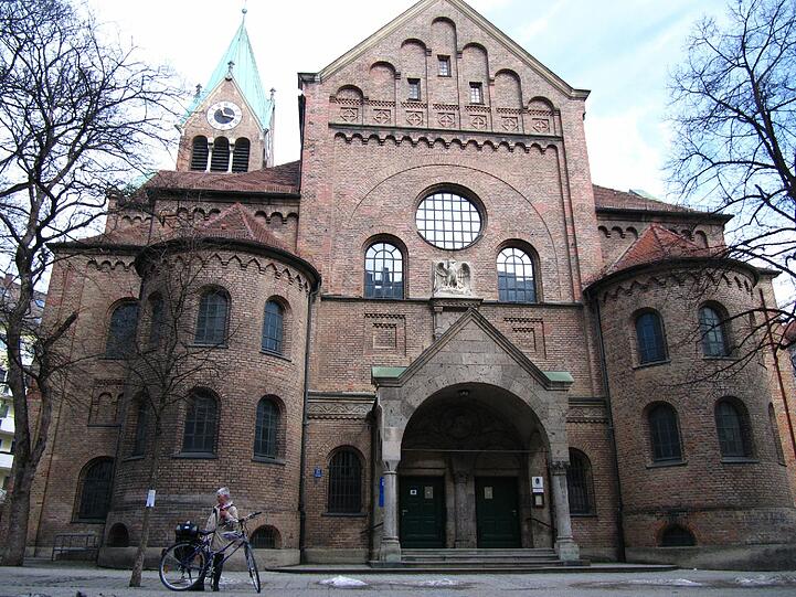 Mitten auf dem Preysingplatz steht die evangeliche Kirche St. Johannes. Das heutige Gebäude stammt aus den Jahren 1913-16.