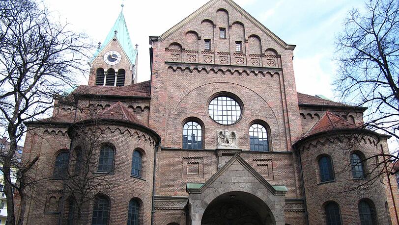 Mitten auf dem Preysingplatz steht die evangeliche Kirche St. Johannes. Das heutige Gebäude stammt aus den Jahren 1913-16. Mitten auf dem Preysingplatz steht die evangeliche Kirche St. Johannes. Das heutige Gebäude stammt aus den Jahren 1913-16.