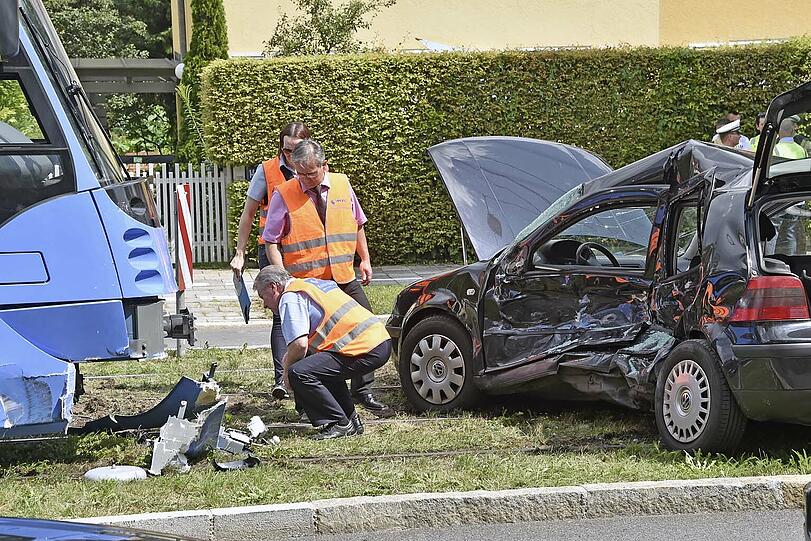 Das völlig eingedrückte Wrack des VW wurde noch ca. 30 Meter mitgeschleift &ndash; die Bilder vom Bergungseinsatz in der Agnes-Bernauer-Straße.