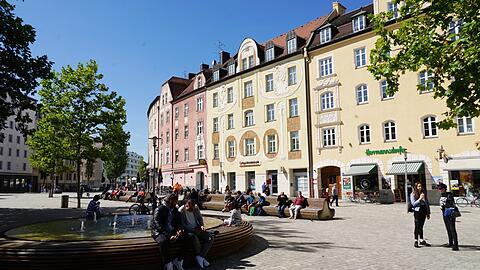 Ein beliebter Aufenthaltsort mit vielen Sitzgelegenheiten ist der Quartiersplatz mit Brunnen am Harras in Sendling.