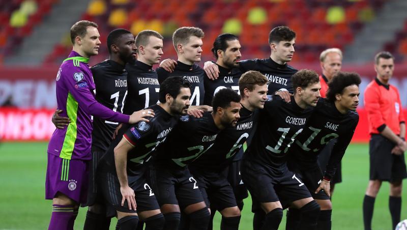Deutschlands Spieler stehen vor dem Anpfiff für eine Gruppenfoto zusammen. Deutschlands Spieler stehen vor dem Anpfiff für eine Gruppenfoto zusammen.