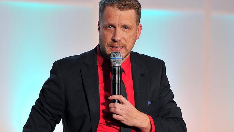 Oliver Pocher teilt in "Die Pochers! Frisch recycelt" seine Gedanken zu Xavier Naidoo.