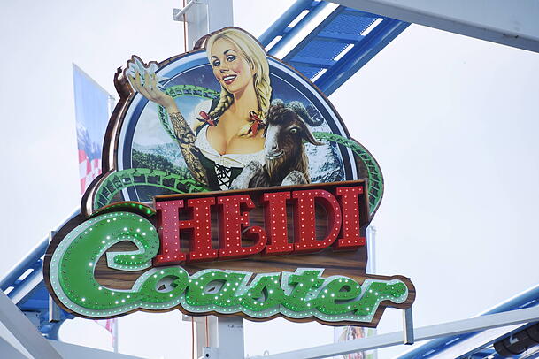 Das Logo von "Heidi The Coaster" sieht für Tom Kaulitz verdächtig nach seiner Ehefrau aus. Doch vor allem der Satz "Ich habe heute ein Foto für dich" am Ausgang hat den Gitarristen stutzig gemacht.