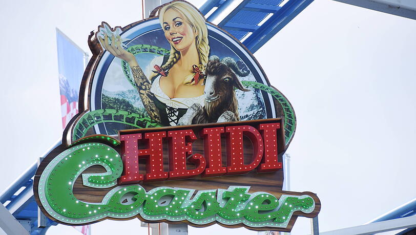 Das Logo von "Heidi The Coaster" sieht für Tom Kaulitz verdächtig nach seiner Ehefrau aus. Doch vor allem der Satz "Ich habe heute ein Foto für dich" am Ausgang hat den Gitarristen stutzig gemacht. Das Logo von "Heidi The Coaster" sieht für Tom Kaulitz verdächtig nach seiner Ehefrau aus. Doch vor allem der Satz "Ich habe heute ein Foto für dich" am Ausgang hat den Gitarristen stutzig gemacht.