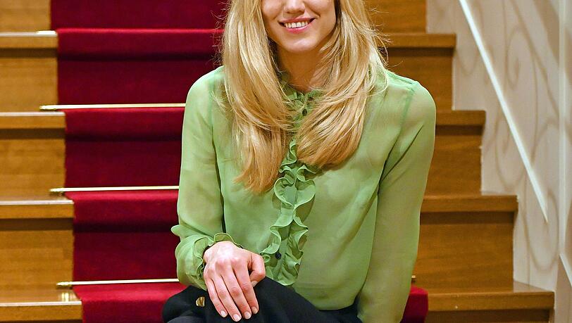 Larissa Marolt am Set der ARD-Telenovela "Sturm der Liebe" im Jahr 2017.