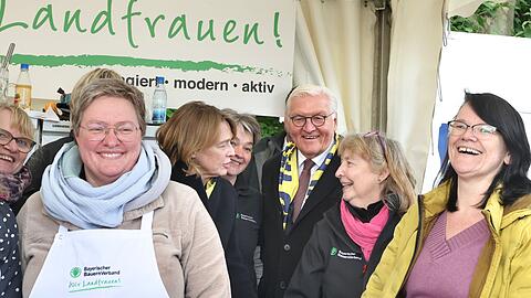 Der Bundespr&auml;sident und seine Frau schauten auch bei den Landfrauen vorbei.