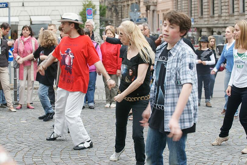 Fans gedenken ihrem Idol Michael Jackson an dem Denkmal vor dem Hotel "Bayerischer Hof".
