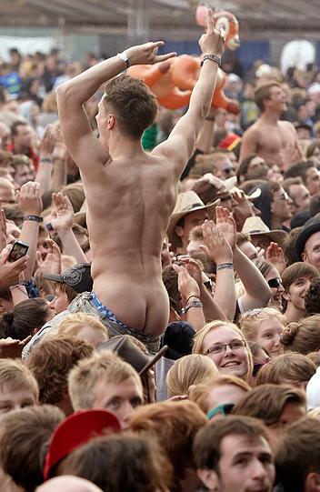 Köperkult: Nackt sind die Festivalbewohner mindestend ab den zweiten Mittag. Hier ein bezauberndes Exemplar vom Ring.