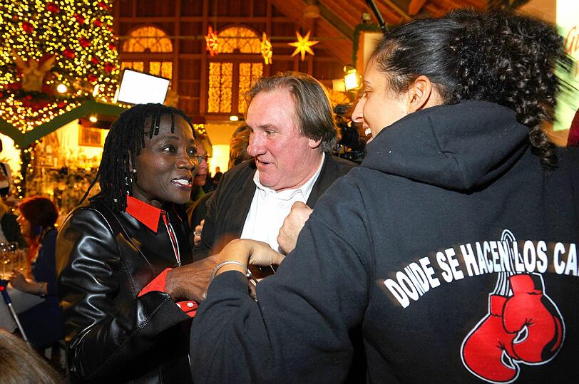 Auma Obama, die Halbschwester von US-Präsident Barack Obama, begrüßt Familie Depardieu