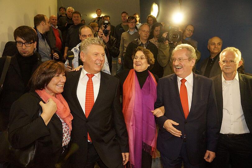 Petra Reiter und Dieter Reiter, Welser Ude und OB Christian Ude sowie Uli Pfaffmann freuen sich im KVR über die erste Hochrechnung.