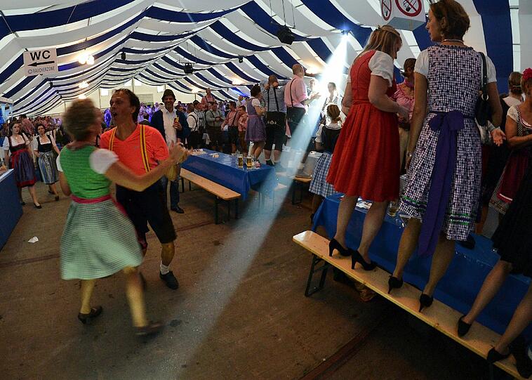 Zünftig geht's auch auf dem Oktoberfest in Köln zu.