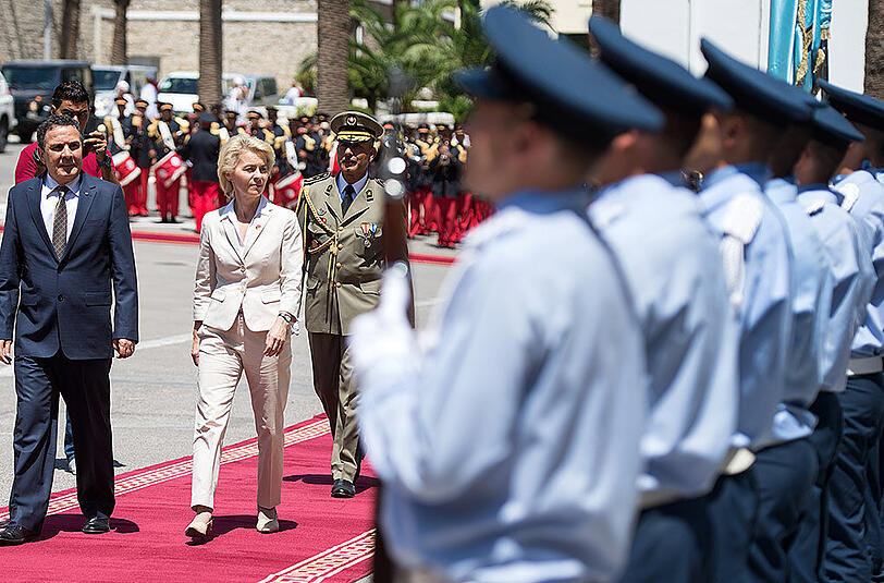 Bundesverteidigungsministerin Ursula von der Leyen (CDU) wird am Verteidigungsministerium in Tunis (Tunesien) vom tunesischen Verteidigungsminister Farhat Horchani (l) mit militärischen Ehren begrüßt.