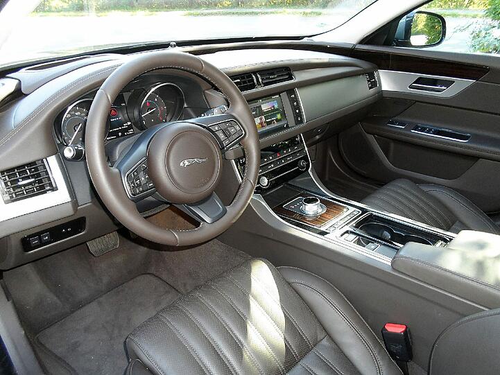 Das Armaturenbrett des Jaguar XF wirkt ein bisschen zerklüftet, es fehlt die klare Designlinie.