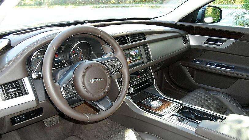 Das Armaturenbrett des Jaguar XF wirkt ein bisschen zerklüftet, es fehlt die klare Designlinie. Das Armaturenbrett des Jaguar XF wirkt ein bisschen zerklüftet, es fehlt die klare Designlinie.