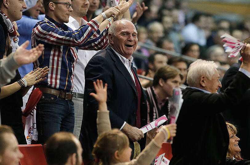 Uli Hoeneß war am Samstag mit seiner Frau Susi im Audi Dome zu Gast und bejubelte den Sieg des FC Bayern.