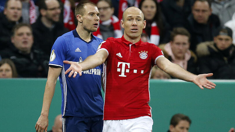 Gleich gibt's Gelb für Holger Badstuber - nach Foul an Arjen Robben (vorne).