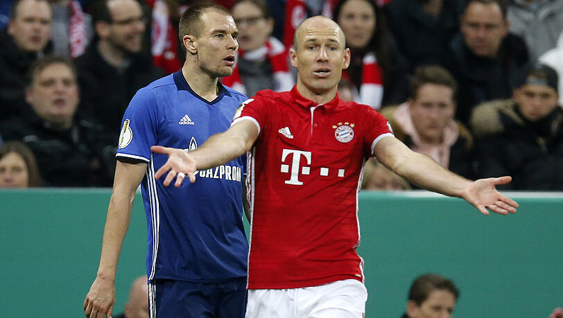 Gleich gibt's Gelb für Holger Badstuber - nach Foul an Arjen Robben (vorne).