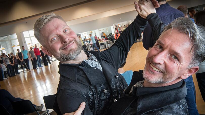Bernd Müller (l) und Gerhard Hummel tanzen auf dem Equality-Turnier für gleichgeschlechtliche Tanzpaare.