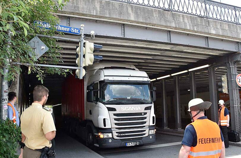 Es war mal wieder zu eng: Ein LKW ist in der Unterführung nahe der Großmarkthalle in Sendling stecken geblieben.
