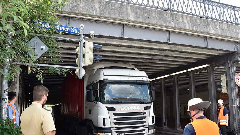Es war mal wieder zu eng: Ein LKW ist in der Unterführung nahe der Großmarkthalle in Sendling stecken geblieben. Es war mal wieder zu eng: Ein LKW ist in der Unterführung nahe der Großmarkthalle in Sendling stecken geblieben.