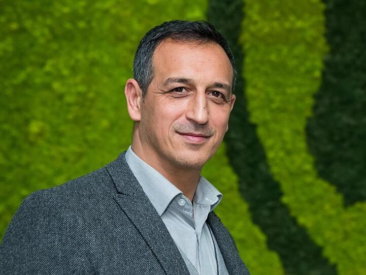 Sportdirektor des Fußball-Zweitligisten SpVgg Greuther Fürth, Rachid Azzouzi. Foto: Daniel Karmann/dpa