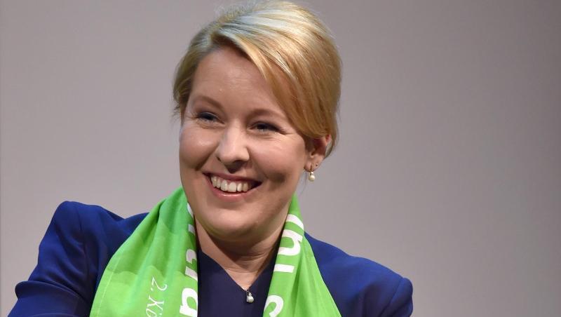 Franziska Giffey (SPD) lächelt beim 37. Deutschen Evangelischen Kirchentag während einer Diskussion. Foto: Caroline Seidel/Archivbild