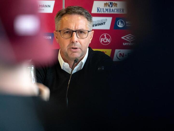 Nürnbergs Trainer Damir Canadi spricht während einer Pressekonferenz. Foto: Daniel Karmann/Archivbild