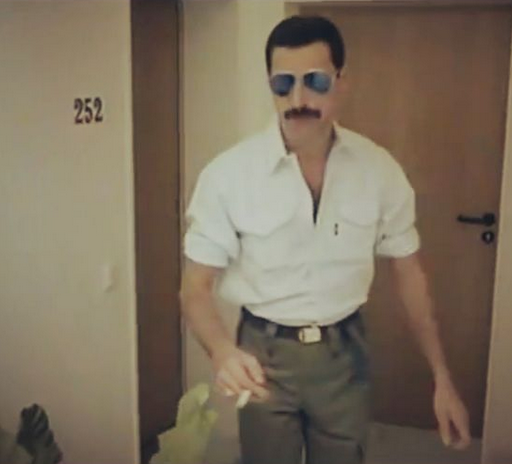 Freddie Mercury vor seinem Apartment im Stollberg Plaza.