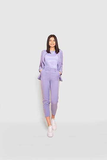 Hosenanzug in der Trendfarbe Very Peri.
