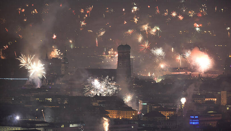Feuerwerk direkt an der Frauenkirche? Das wird es heuer nicht geben, denn in der Fußgängerzone dürfen Silvesterknaller nicht einmal mehr mitgeführt werden.