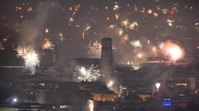 Feuerwerk direkt an der Frauenkirche? Das wird es heuer nicht geben, denn in der Fußgängerzone dürfen Silvesterknaller nicht einmal mehr mitgeführt werden.