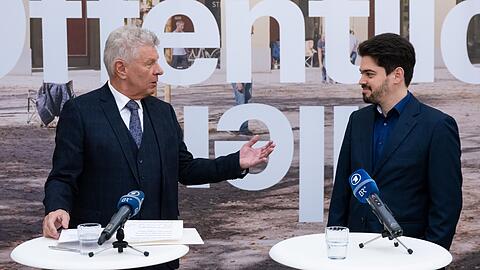 Oberbürgermeister Dieter Reiter (l.) mit dem Dirigenten Lahav Shani in der Rathausgalerie.