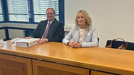Monika Gruber und Anwalt Erich Hanslmaier im Juli vor Gericht in München.