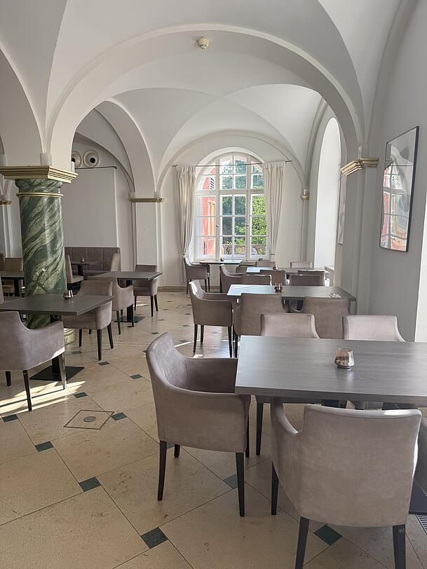 Ein Blick in den Fuggersaal mit den B&ouml;gen und S&auml;ulen.