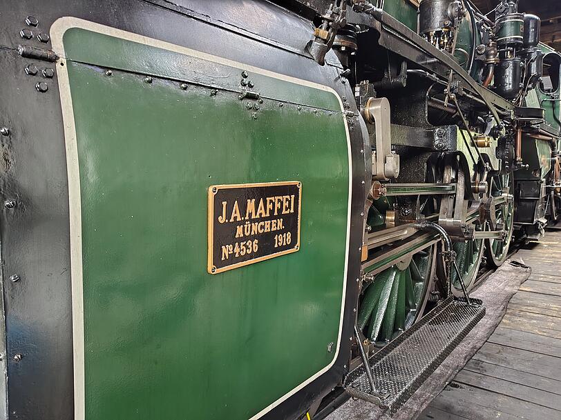Besonders stolz ist das Eisenbahnmuseum auf die 1918 in München für die Königlich Bayerische Staatseisenbahn gebaute Schnellzuglok der Gattung S 3/6. Das Museum besitzt gleich zwei Exemplare, wovon eine voll betriebsfähig und vo einigen Jahren zu einer Deutschland-Tour aufgebrochen ist. Besonders stolz ist das Eisenbahnmuseum auf die 1918 in München für die Königlich Bayerische Staatseisenbahn gebaute Schnellzuglok der Gattung S 3/6. Das Museum besitzt gleich zwei Exemplare, wovon eine voll betriebsfähig und vo einigen Jahren zu einer Deutschland-Tour aufgebrochen ist.