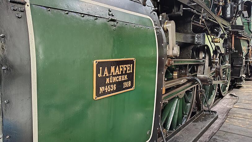 Besonders stolz ist das Eisenbahnmuseum auf die 1918 in München für die Königlich Bayerische Staatseisenbahn gebaute Schnellzuglok der Gattung S 3/6. Das Museum besitzt gleich zwei Exemplare, wovon eine voll betriebsfähig und vo einigen Jahren zu einer Deutschland-Tour aufgebrochen ist. Besonders stolz ist das Eisenbahnmuseum auf die 1918 in München für die Königlich Bayerische Staatseisenbahn gebaute Schnellzuglok der Gattung S 3/6. Das Museum besitzt gleich zwei Exemplare, wovon eine voll betriebsfähig und vo einigen Jahren zu einer Deutschland-Tour aufgebrochen ist.