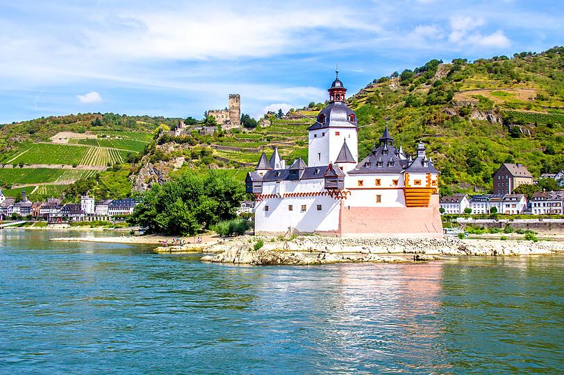 Die Burg Pfalzgrafenstein wurde 1327 von König Ludwig IV. als Zollturm errichtet. Sie thront als Inselburg auf der Felsinsel Falkenau im Rhein und wurde nie als Residenz genutzt, sondern nur zur Einnahme des Schiffszolls. 2002 wurde die Burg Teil des UNESCO-Welterbes Oberes Mittelrheintal, heute finden dort vor allem kulturelle Veranstaltungen und Kunstausstellungen statt. Die Burg Pfalzgrafenstein wurde 1327 von König Ludwig IV. als Zollturm errichtet. Sie thront als Inselburg auf der Felsinsel Falkenau im Rhein und wurde nie als Residenz genutzt, sondern nur zur Einnahme des Schiffszolls. 2002 wurde die Burg Teil des UNESCO-Welterbes Oberes Mittelrheintal, heute finden dort vor allem kulturelle Veranstaltungen und Kunstausstellungen statt.