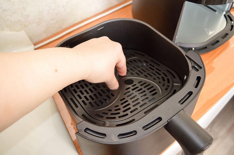 Alles in allem ist die sachgem&auml;&szlig;e Pflege eines Airfryers keine gro&szlig;e Herausforderung - selbst dann, wenn die Verschmutzung mal st&auml;rker ist. Wer alle herausnehmbaren Teile, Innenraum und Geh&auml;use regelm&auml;&szlig;ig und auf die richtige Art und Weise reinigt, wird mit leckeren, hygienisch unbedenklichen Speisen und einer langen Lebensdauer seines Ger&auml;tes belohnt.