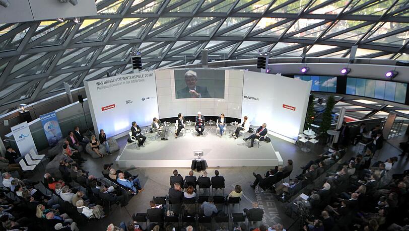 Ein faires Publikum verfolgt gespannt die Debatte. Ein faires Publikum verfolgt gespannt die Debatte.