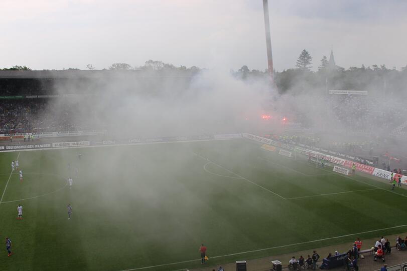 Die Bilder von der Pyro-Show der Löwen-Fans in Karlsruhe