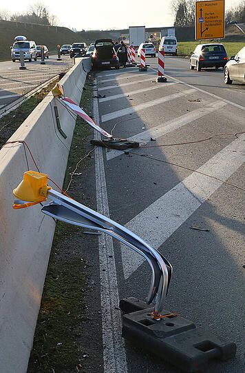 Unfall auf der A 94 bei Heldenstein: Ein Autofahrer fuhr mehrere Warnbarnken um und landete anschließend in einem Fahrbahnteiler. Zuvor wurde er wohl von der Sonne geblendet.